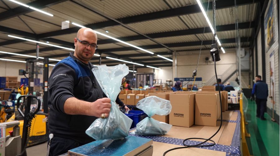 Ali Alali Alrakad, de 400e Ergon-medewerker bij DAF is aan het werk bij een productiehal van DAF.
