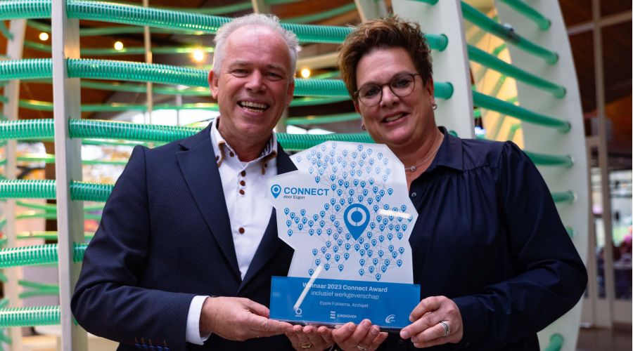 Directeuren Archipel poseren trots met de Connect Award.